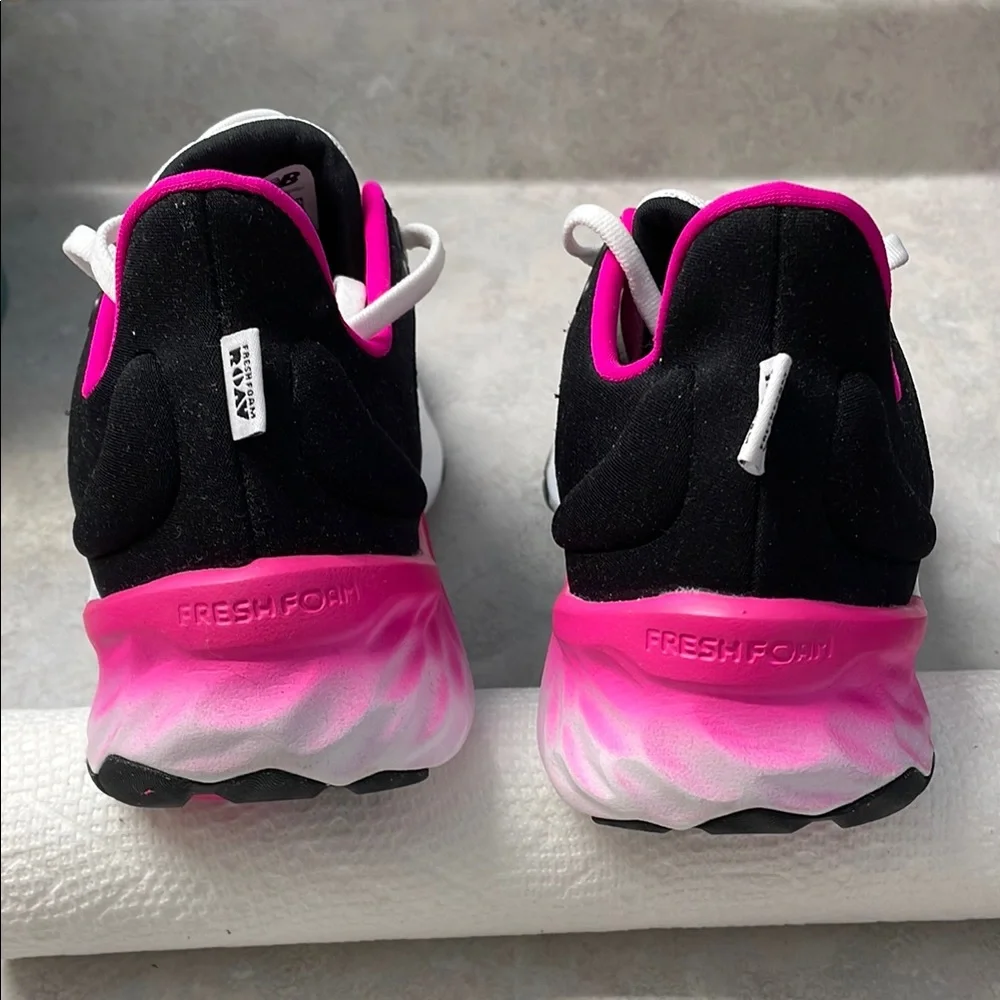 New Balance White and Pink Sneakers with Modern Design - Picture 3 of 4